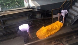 Nhảy xuống đường ray tàu điện ngầm, một người chết thảm